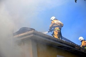 Крымские пожарные ликвидировали пожар в частном жилом доме в Симферопольском районе