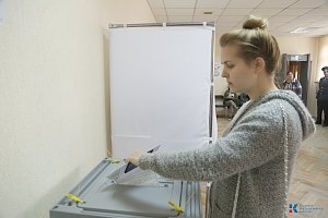 Студенты Симферополя активно голосуют на одном из избирательных участков столицы