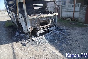 На сгоревшем вчера грузовике в Керчи остался только каркас