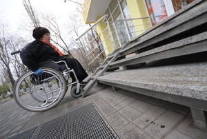 Права инвалидов нарушаются в реальных условиях во всех социально значимых сферах, — зампрокурора Крыма