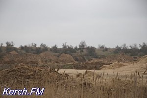 В Керчи добывают песок в канале, напротив завода «Залив»