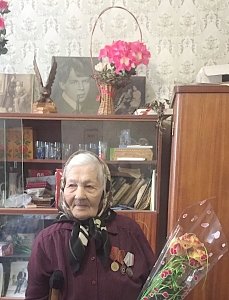 В Керчи свой 90-летний юбилей отметила ветеран Лидия Карпова