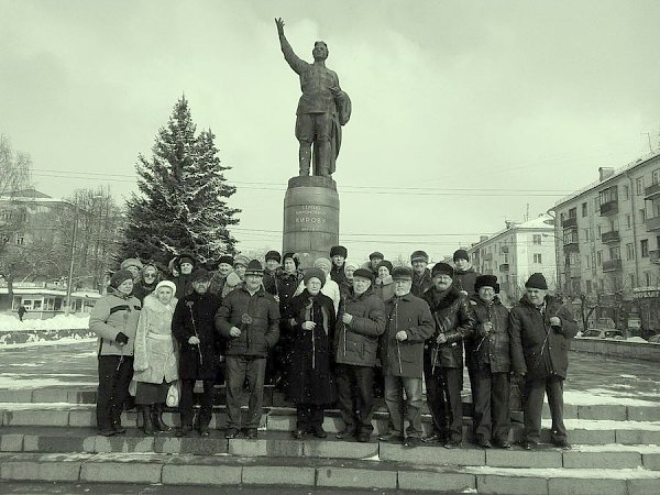 Активисты Кировского горкома КПРФ возложили цветы к памятнику Сергею Кирову в День его рождения