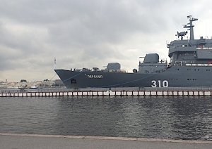 Учебный корабль «Перекоп» идёт из Севастополя во Владивосток