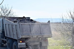 Трое нарушителей заплатят штрафы за сброс мусора и снос деревьев у закрытого полигона ТКО в столице Крыма