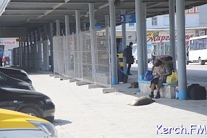 В Керчи на автовокзале частично демонтировали новый забор