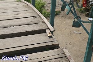 В Керчи разваливается мостик в Молодежном парке