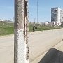 Около тротуара в Керчи разваливается столб