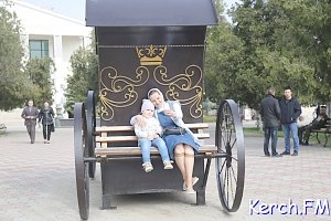 На площади Ленина в Керчи установили кованную карету