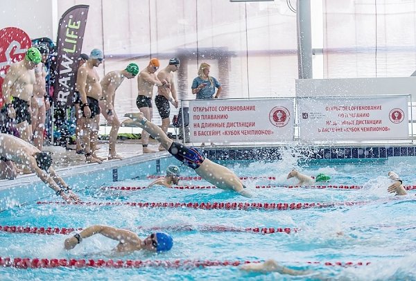 Спортклуб КПРФ провел соревнования по плаванию на длинные дистанции в бассейне