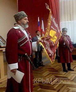 Казаки вручили кадетам симферопольской школы переходящее знамя