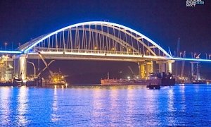 Подсветили арку Крымского моста