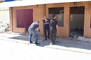 Тяжелая техника приступила к демонтажу торговых объектов на площади Куйбышева в Симферополе