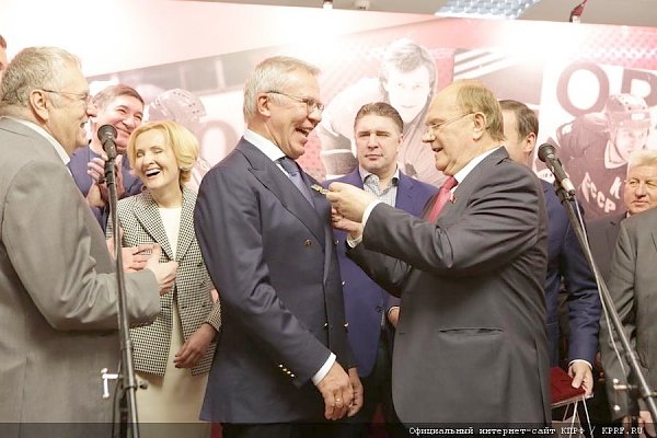 Г.А. Зюганов поздравил с юбилеем известного хоккеиста Вячеслава Фетисова и выступил на открывшейся выставке, посвященной юбиляру