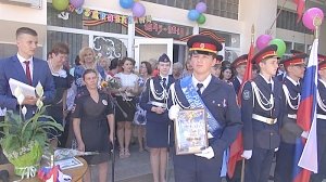В Севастополе полицейские наградили выпускника кадетского класса Следственного комитета за помощь в поиске пропавших девочек