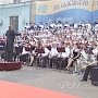 Сводный хор из 350 человек спел на ступеньках здания правительства Крыма