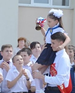 Крымские таможенники поздравили учащихся 43 школы с окончанием учебного года