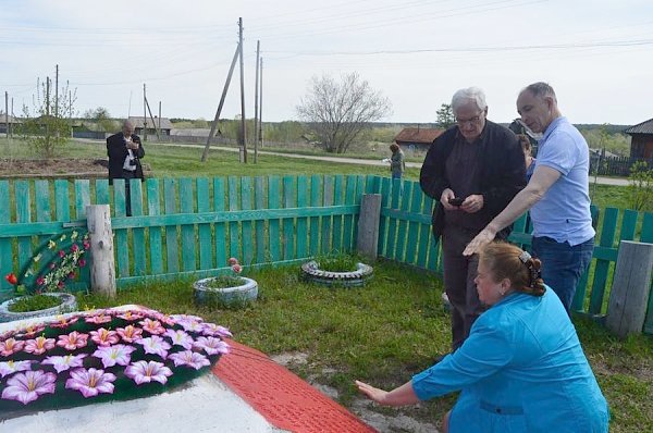 Сельские жители Алтая, в отличие от российского правительства, предпочитают чтить память своих погибших земляков, а не белочехов