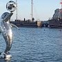 В Коктебеле установили скульптуру дельфина в море для фотографирования