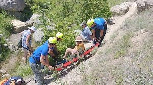 В районе истока Арпатского водопада спасатели эвакуировали женщину с переломами ноги