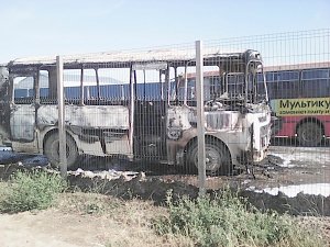 На участке автодороги, ведущей к Крымскому мосту, загорелся автобус, перевозивший рабочих