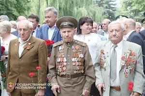 Крымчане в память о погибших в годы Великой Отечественной войны, возложили цветы к Вечному огню на могиле Неизвестного солдата