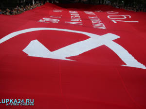 Юнармейцы из Красноярска развернули в Севастополе масштабную копию Знамени Победы