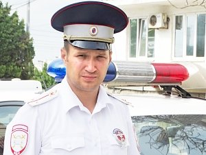 В Севастополе внимательный инспектор ДПС предотвратил ДТП, остановив на ходу неуправляемый автобус