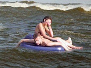 Двух москвичей унесло в море на надувном матрасе