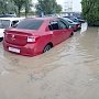 Жители затопленного Севастополя выкладывают в интернет видеозаписи заплывов на машинах