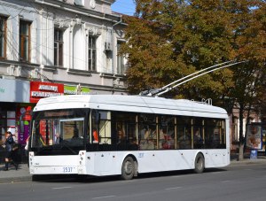 В столице Крыма снизили стоимость проезда в круглосуточном троллейбусе до аэропорта