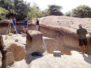 Молодежь из Анадыря, Иркутска и Саратова старается отыскать археологические сокровища в Крыму