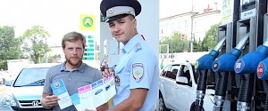 Севастопольские автоинспекторы провели акцию «Экономьте время с Госуслугами» на автозаправочной станции