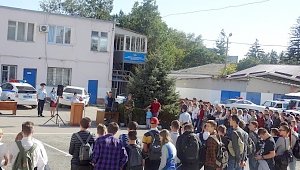 Полицейские провели День открытых дверей для симферопольских школьников