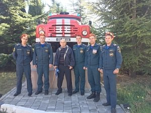 Действующие сотрудники пожарного ведомства Севастополя чтят старшее поколение спасателей и соблюдают сложившиеся традиции огнеборцев