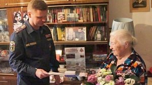 В Международный день пожилого человека Севастопольские спасатели навестили одну из старейших сотрудниц ведомства