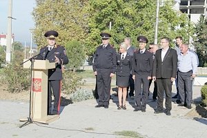 В честь 100-летнего юбилея кадровых подразделений МВД России севастопольские полицейские заложили аллею кипарисов