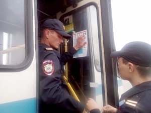 В Судаке сотрудники патрульно-постовой службы полиции провели между граждан профилактическую акцию «Стоп, мошенничество!»