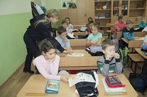 В Феодосии полицейские проводят для школьников «Уроки безопасности и права»