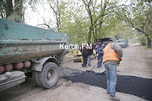 На улице Суворова в Керчи проводят ямочный ремонт
