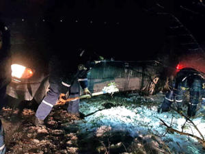 Жителю Новосибирска пришлось звонить спасателям, чтоб вызволить свой Mercedes из снежного горного плена