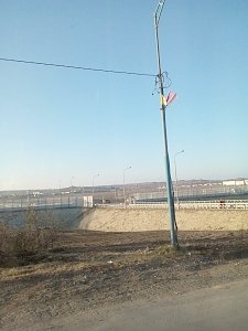 Вдоль дороги по шоссе Героев Сталинграда истрепались флажки