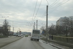 Дорога в районе остановки «Ворошилова» вновь залита водой