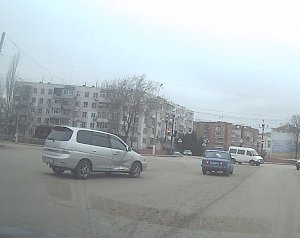 В Керчи на ул. Мирошника столкнулись минивэн и легковушка