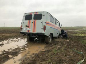 Спасатели эвакуировали трёх человек, автомобиль которых увяз в мокром грунте в районе Николаевки