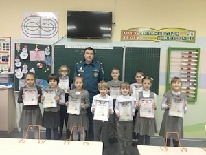 Школьники Симферополя поучаствовали в акции «МЧС за безопасное детство»