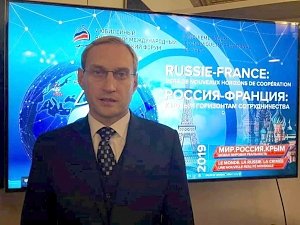 Глава администрации Евпатории показал «Крымский вечер в Париже» Марин Ле Пен