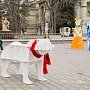 Белые медведи на Театральной площади в Евпатории ждут жителей и гостей города