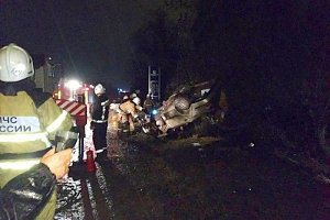 В столице Крыма автомобиль опрокинулся с моста — водитель жив