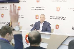 Аксенов отправит министров на себе проверить работу госучреждений